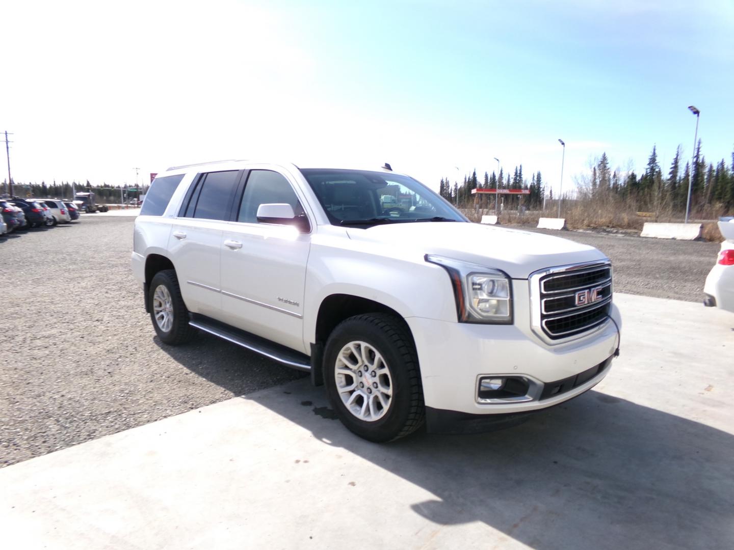 2015 White /Tan GMC Yukon SLT 4WD (1GKS2BKC6FR) with an 5.3L V8 OHV 16V FFV engine, 6-Speed Automatic transmission, located at 2630 Philips Field Rd., Fairbanks, AK, 99709, (907) 458-0593, 64.848068, -147.780609 - Photo#0